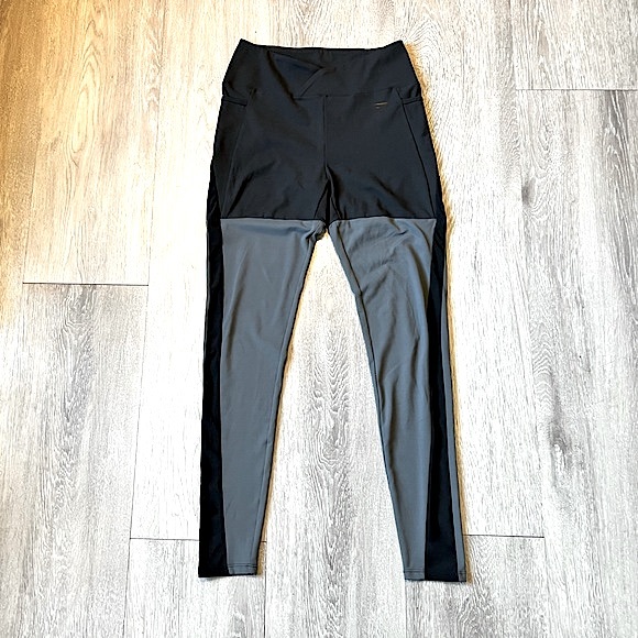 GYMSHARK โข Nikki Blackketter Cross-Waist Leggings โข Size Medium โข Black + Grey - Picture 1 of 15